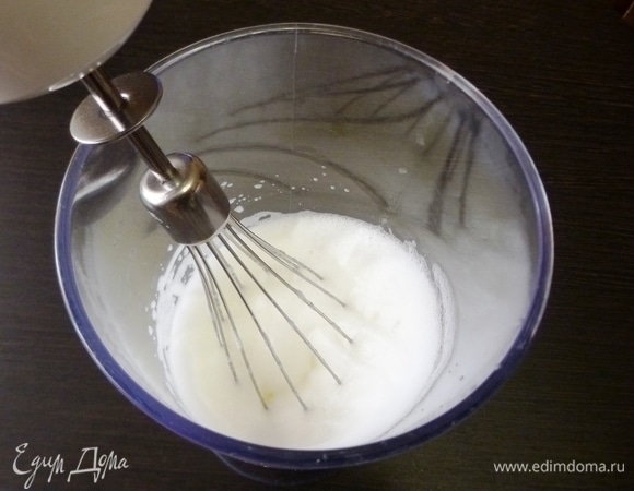 Яичные белки взбить в пену.