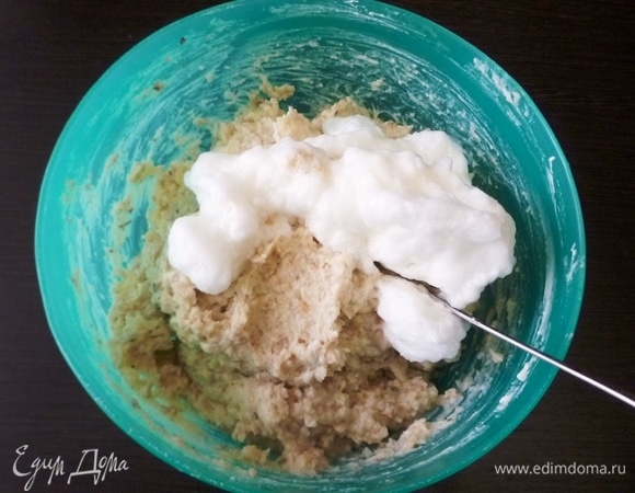 Вмешать белки в крупеник аккуратными движениями снизу вверх.