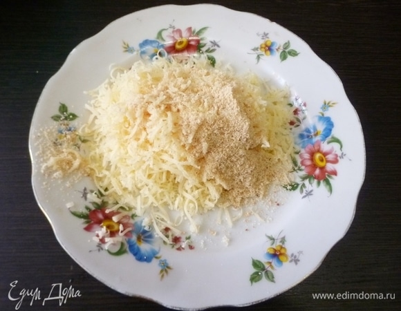 Сыр натереть на терке и смешать его с панировочными сухарями (1 ст. л.). Это будет посыпка для крупеника.