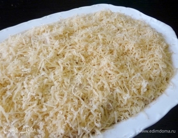 Форму смазать маслом и обсыпать панировочным сухарями. Выложить в форму крупеник, верх посыпать натертым сыром, смешанным с сухарями.