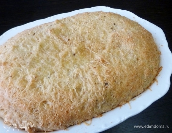 Запекать при температуре 180–190°C минут 30 (может, побольше) до золотистой корочки. Пока крупеник запекается, обжарить лук.