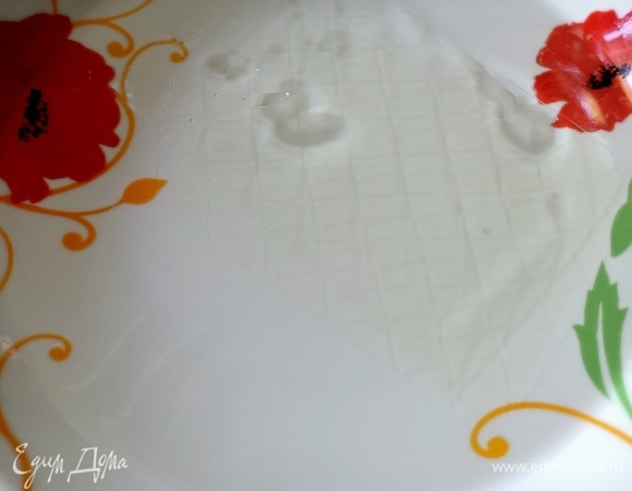 В холодной воде замочить желатин.