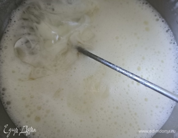 В сотейнике соединить сливки, сахар и ванилин. Нагревать смесь до закипания. Снять с огня, добавить набухший желатин. Хорошо перемешать.