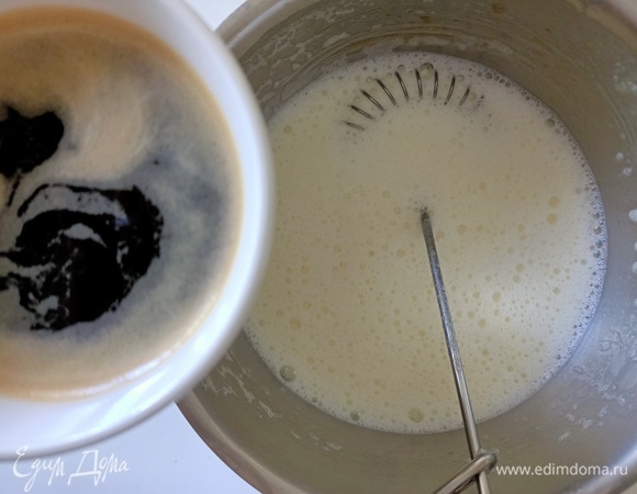 Далее влить 75 мл кофе. Перемешать.