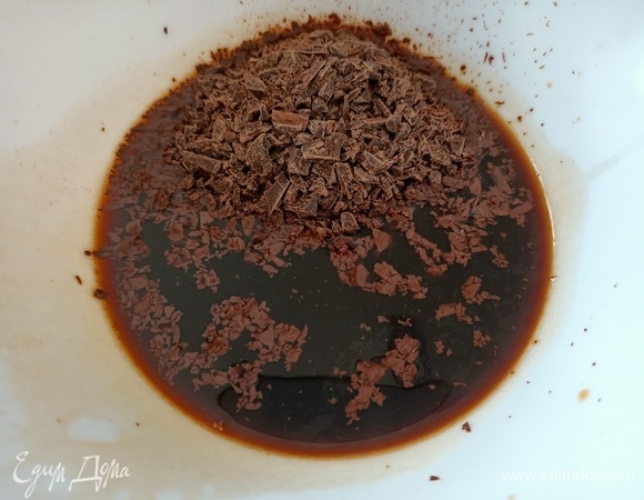 Подогреть 20 мл кофе. Добавить измельченный шоколад, хорошо перемешать.