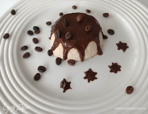 Чтобы достать панна котту из формочек, необходимо аккуратно пройтись ножом вокруг, предварительно окунув его в горячую воду.