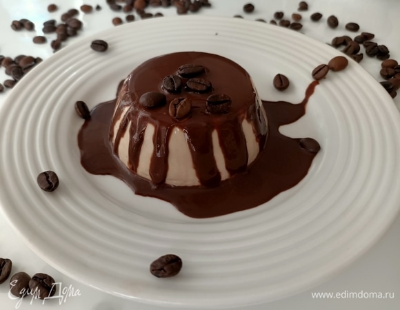 Сверху полить шоколадно-кофейным соусом и украсить кофейными зернами. Приятного аппетита!