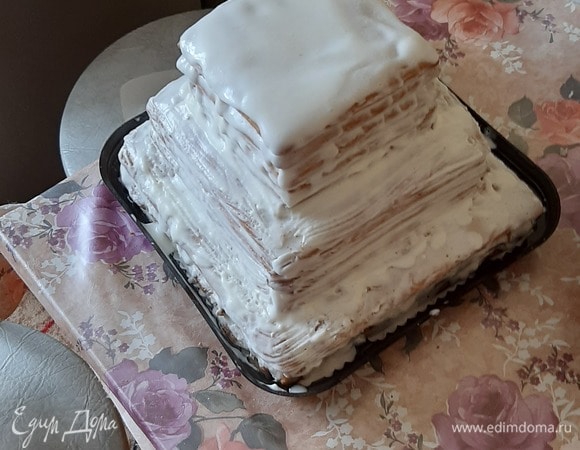 Готовые коржи сложить друг на друга и ровно обрезать края с помощью ножа. Промазать коржи кремом и сложить один на другой, последний верхний корж также обмазать кремом, бока торта — тоже. Украсить толчеными грецкими орехами.
