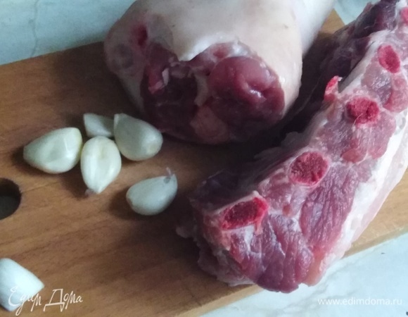 Подготовить свинину. Обмыть, обсушить бумажным полотенцем. Почистить чеснок.