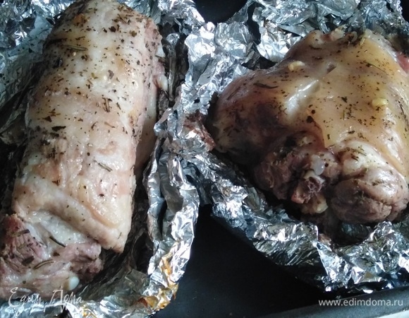 По истечении времени достать мясо. Разрезать фольгу.