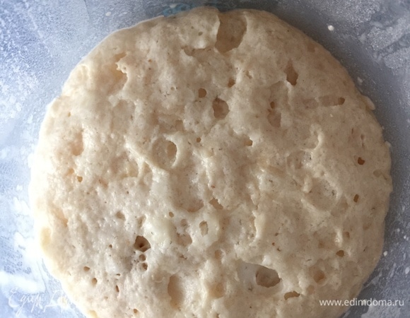 Готовим опару: в теплое молоко добавляем дрожжи, сахар и муку. Все перемешиваем, накрываем полотенцем и оставляем подходить в теплом месте.