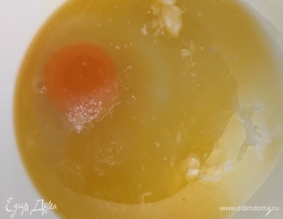 Пока опара подходит, готовим сдобу. Все ингредиенты, кроме муки, тщательно перемешиваем.