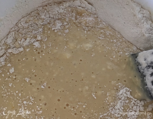 Соединяем сдобу с опарой и вводим постепенно муку, замешивая тесто, чтобы не прилипало к рукам.