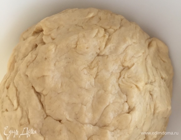 Чтобы сильно тесто не забивать мукой, я смазываю руки подсолнечным маслом. Тесто получается гладкое. Потом убираем в теплое место на час, накрыв пищевой пленкой и полотенцем. Я ставлю возле конфорки и включаю ее на 3.