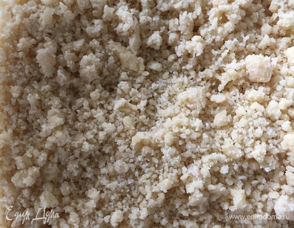 Пока булочки подходят, делаем крошку для посыпки. Все ингредиенты перетираем до мелкой крошки и убираем в холодильник, чтобы масло не подтаяло.