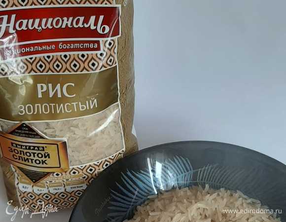 Рис отварить до готовности, добавить соевый соус. Сформировать тело, голову, уши и лапки, уложить на тарелку. Вырезать из сыра мордочку, а из лука или огурца — нос и глаза.