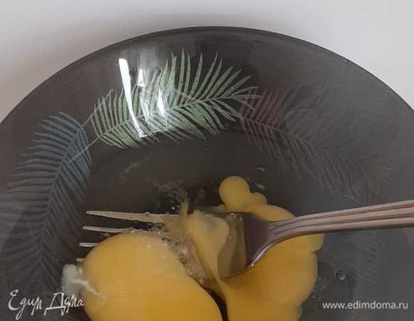 Взбиваем 2 яйца с солью. Добавляю 1 ст. л. муки и жарю на сковородке. Отрезаю полоску, сворачиваю рулончиком — это под голову подушка. Все остальное обрезаем по сторонам, получая квадратное одеяло. Все готово. Приятного аппетита!