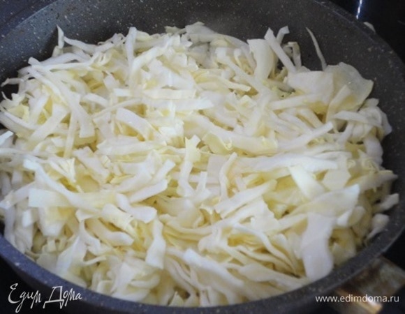 В сковороду с вытопленным из бекона жиром выложить нашинкованную капусту, посолить, поперчить и тушить, пока не испарится весь сок. Это очень важно. Готовой капусте дать остыть.