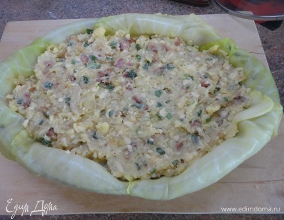 Выложить начинку в выстланную листьями капусты форму, разровнять.