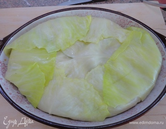 Центр закрыть листьями капусты, затем завернуть свисающие листья. Пирог закрыт.
