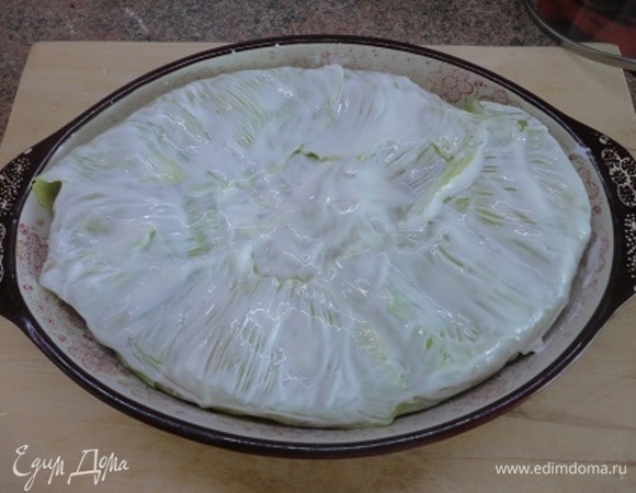 Смазать поверхность пирога сметаной с помощью кулинарной кисточки и поставить в разогретую до 180°C духовку на 45–50 минут.