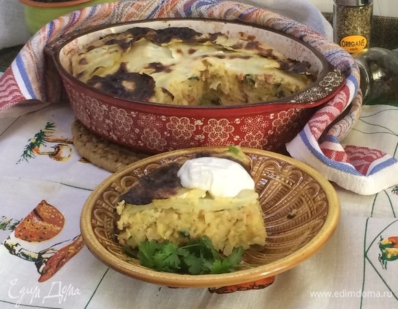 Достать готовый пирог из духовки и оставить на 10–15 минут. Подавать со сметаной.