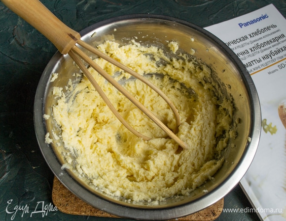 Взбиваем размягченное сливочное масло с сахарным песком и щепоткой соли несколько минут, пока масса не посветлеет. Суть в том, что крупинки сахара на этом этапе должны почти полностью растаять.