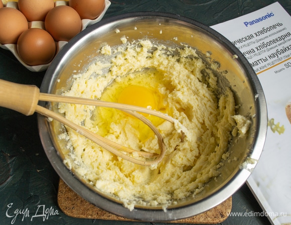 По одному добавляем крупные куриные яйца.