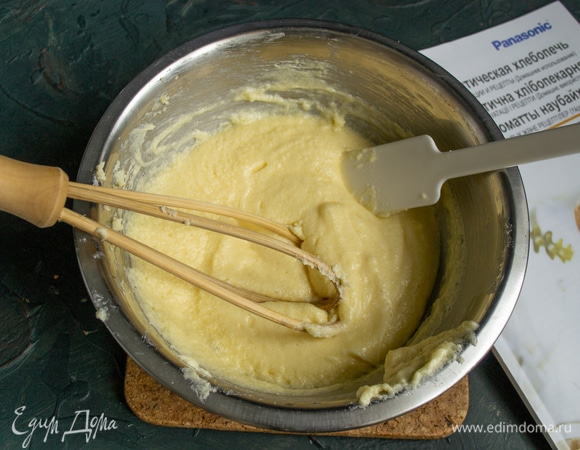 Смешиваем яйца, сахар и масло до однородности.