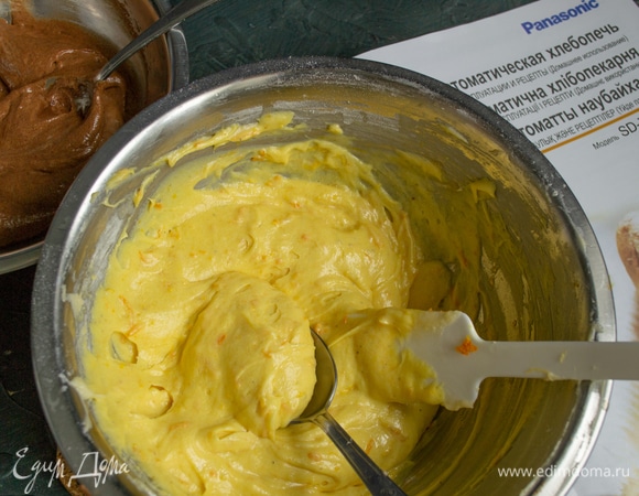 Получатся два вида теста: желтое и коричневое, берем две столовые ложки и укладываем пирог в чашу хлебопечки. Если готовите в духовке, то подойдет любая круглая форма небольшого размера (18–20 сантиметров).