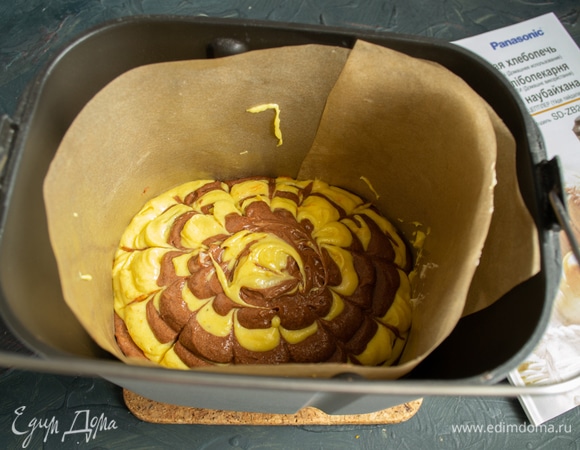 Кладем в чашу тесто по очереди: 2 столовые ложки светлого, затем — 1 столовую ложку темного, продолжаем, пока тесто не закончится.