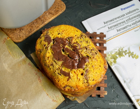 В хлебопечке Panasonic ставим программу 14, выпекаем 60 минут. Если в духовке: разогреваем до 180°C, форму устанавливаем на среднюю полку разогретой духовки, печем 45 минут.