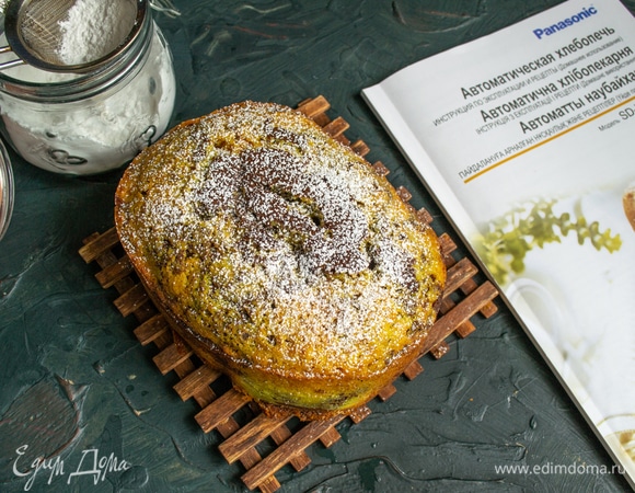 Остужаем пирог «Зебра» в чаше 10 минут, выкладываем на решетку, посыпаем сахарной пудрой. Приятного аппетита! Это мой первый опыт сладкой выпечки в хлебопечке, не судите строго, я старалась!