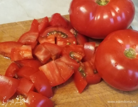 Помидоры нарезать кубиками.