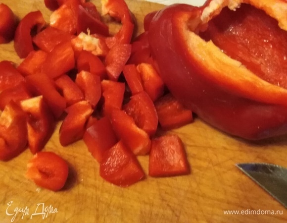 Так же кубиком нарезать болгарский перец.