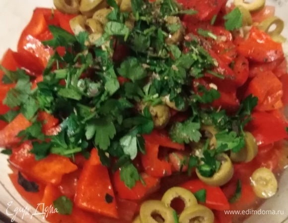 Соединить все продукты. Добавить базилик и соль.