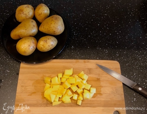Картофель почистить и нарезать на небольшие кубики.
