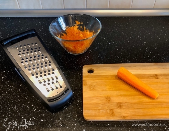 Морковь почистить и натереть на терке.