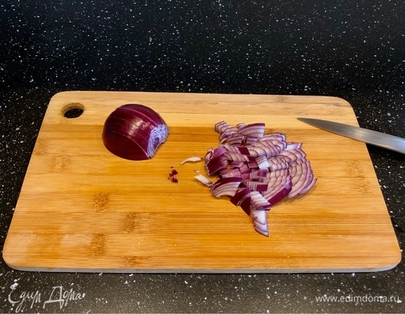 Лук почистить и мелко нарезать.