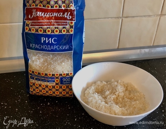 После закипания овощей добавить в кастрюлю рис, щепотку куркумы, перец горошком, растительное масло.