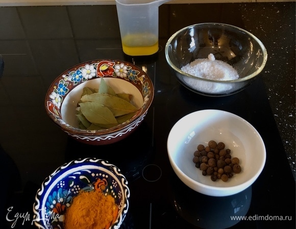 Варить до готовности, в самом конце посолить и добавить лавровый лист.