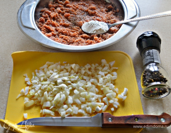 Подготовьте рыбный фарш. Если у вас замороженный фарш, его необходимо заранее разморозить, желательно на нижнем уровне холодильника, лишнюю воду слейте (я использовала готовый фарш форели). Мелко нарежьте репчатый лук, достаточно будет 1 средней головки. Измельченный лук добавьте к фаршу, посолите, поперчите, добавьте 1 ст. л. крахмала и хорошо перемешайте.