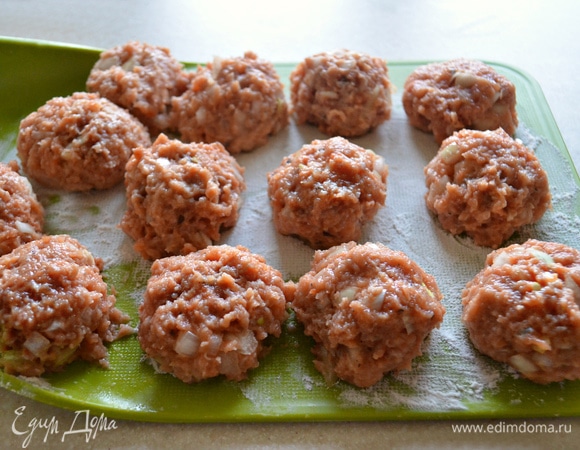 Смоченными водой руками сформируйте фрикадельки, можно слегка их обвалять в муке, но необязательно. Выложите на припыленную мукой доску и поместите минут на 10 в морозильную камеру. Фрикадельки могут не держать идеально форму шариков — это не страшно, после застывания на холоде шарики можно немного скорректировать.