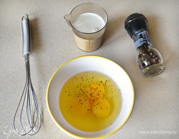 Для заливки взбейте 3 яйца, добавьте соль, перец и влейте сливки. Все хорошо перемешайте. В этот раз у меня 3 мелких яйца, но вполне достаточно будет использовать 2 средних.