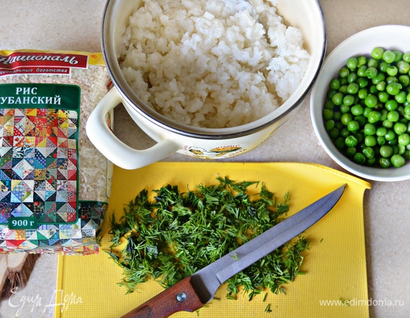 Замороженный горошек отварите буквально 2–3 минуты в подсоленной воде. Готовый горошек обдайте холодной водой для мгновенного остывания и сохранения яркого зеленого цвета. К остывшему рису добавьте мелко порубленный укроп, горошек и перемешайте.