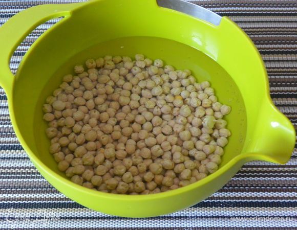 Замочить нут на 12 часов, меняя воду несколько раз.