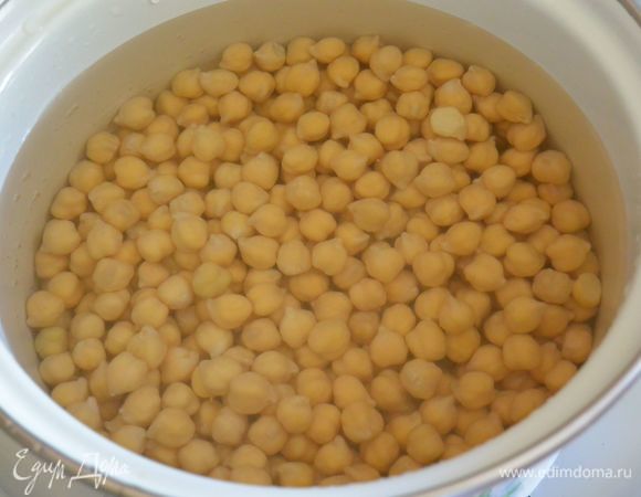 Отварить нут в течение 20 минут, воду слить и просушить.
