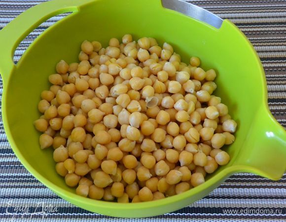 Добавить в нут масло, соль и специи, перемешать.