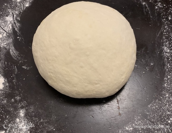 У нас получается нелипкое мягкое тесто. Далее добавляем оливковое масло. И опять замешиваем до образования эластичного теста.