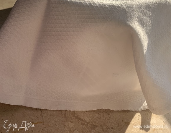 Тесто перекладываем в емкость, где оно будет подниматься. Накрываем чистым полотенцем и оставляем при комнатной температуре на 1,5–2 часа.